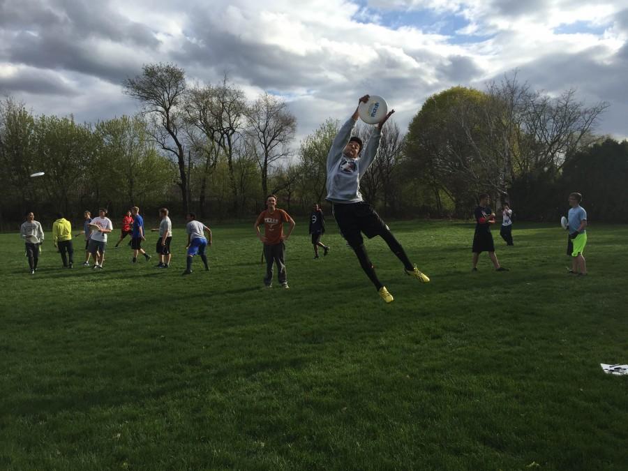 Ultimate frisbee team competes in Neuqua Knockout