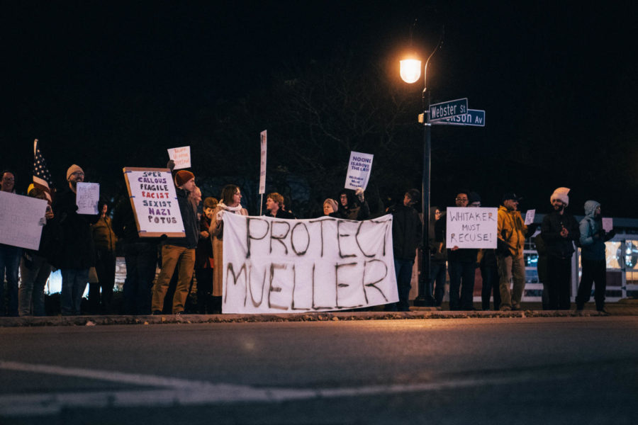 Protesters+gather+in+Downtown+Naperville+to+support+special+counsel+Robert+Mueller