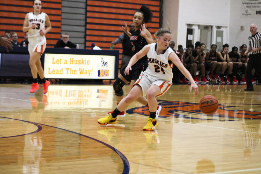 Girls’ basketball struggles against Bolingbrook to open Holiday tournament