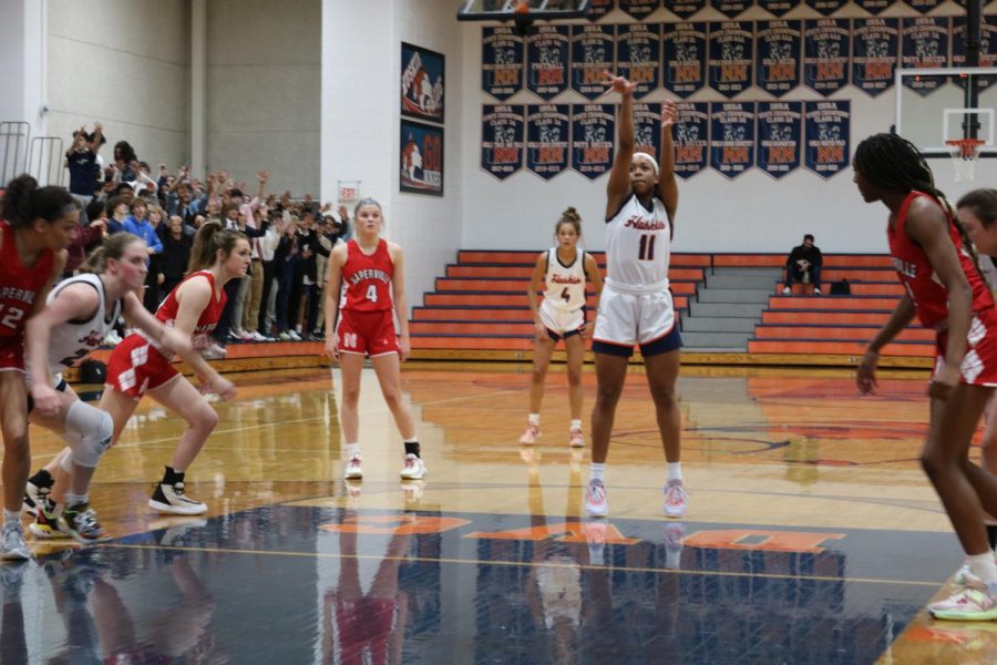 Girls basketball wins against Naperville Central in crosstown matchup