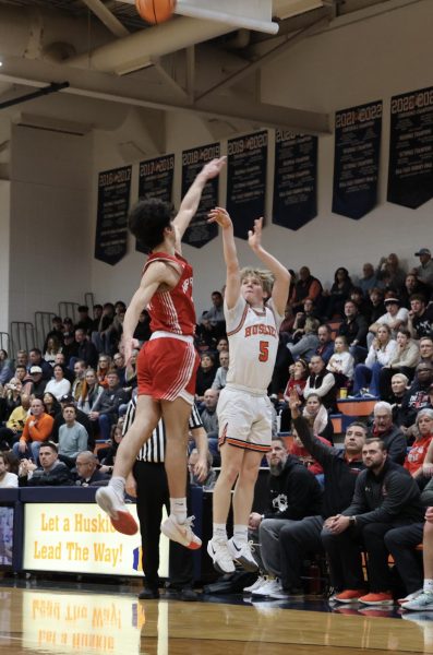 Max Steele (5) takes a 3-point shot.