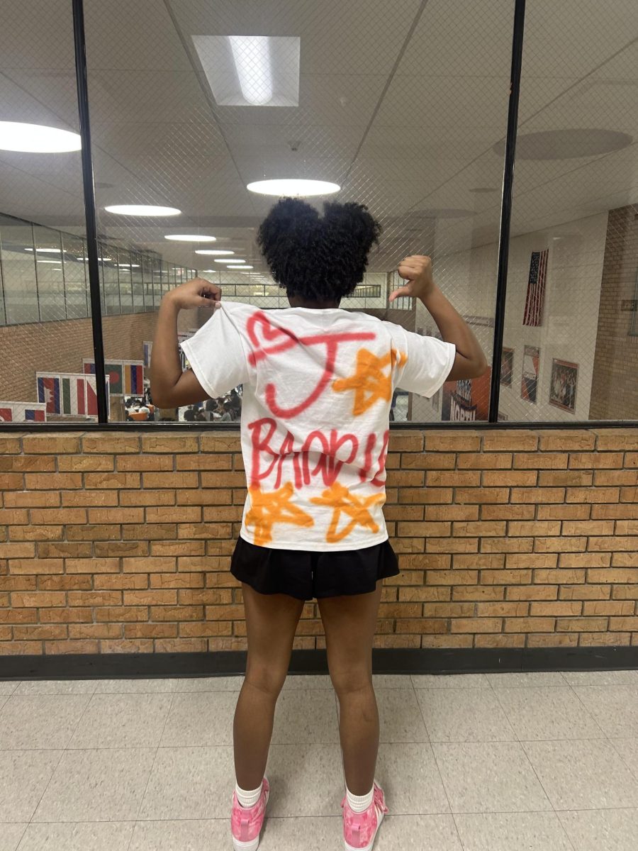 An NNHS junior sports a shirt made by and promoting the Ballairs Airband group.